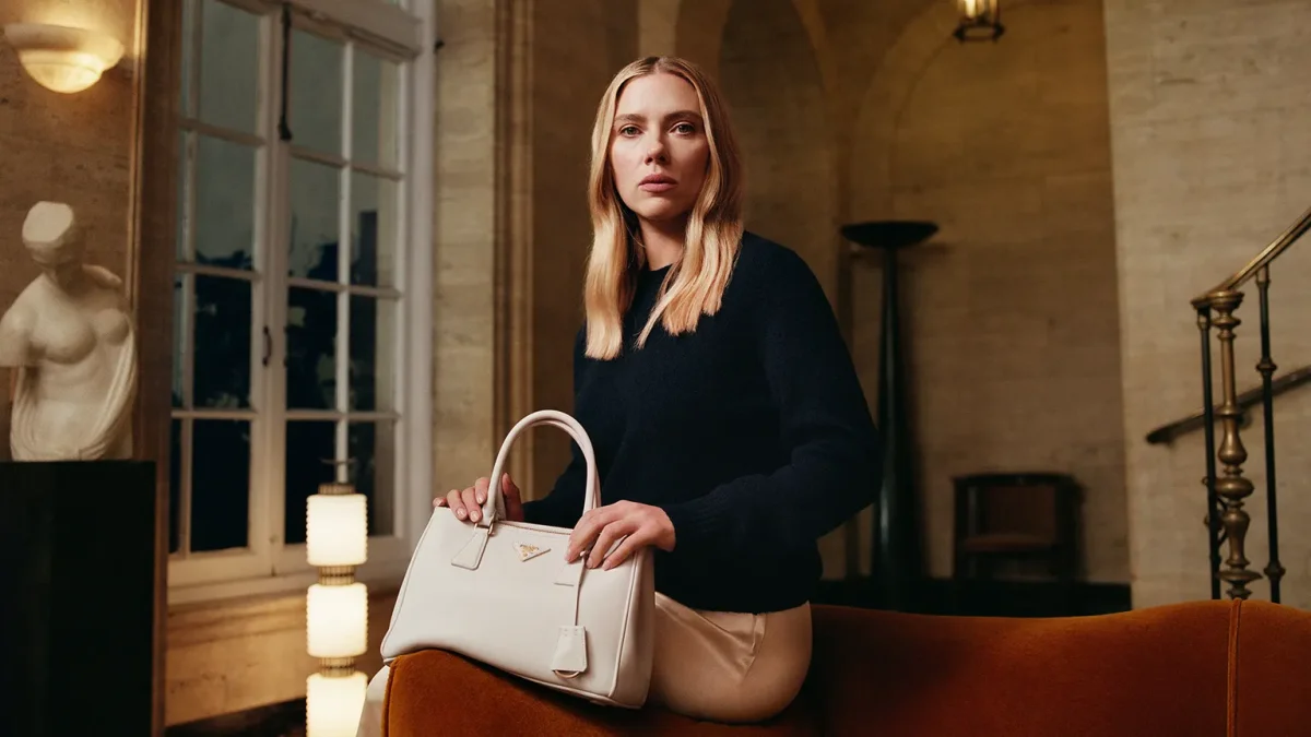 프라다, 스칼렛 요한슨과 함께한 갤러리아 캠페인 공개