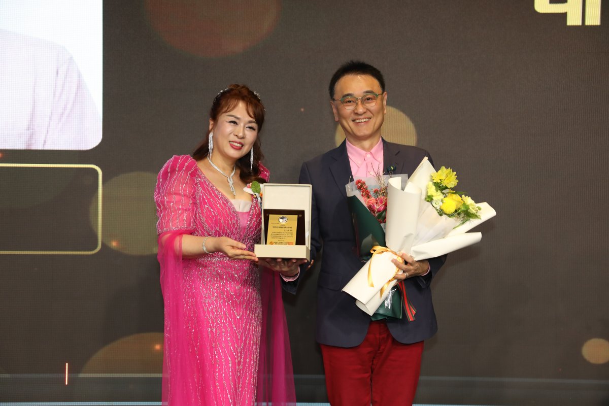 개그맨 권영찬, ‘2025 대한민국 글로벌 리더십 비전 골든 어워즈’ 대상 수상 웃음과 공감으로 선한 영향력 확산… 대한민국 대중문화의 사회적 가치 제고